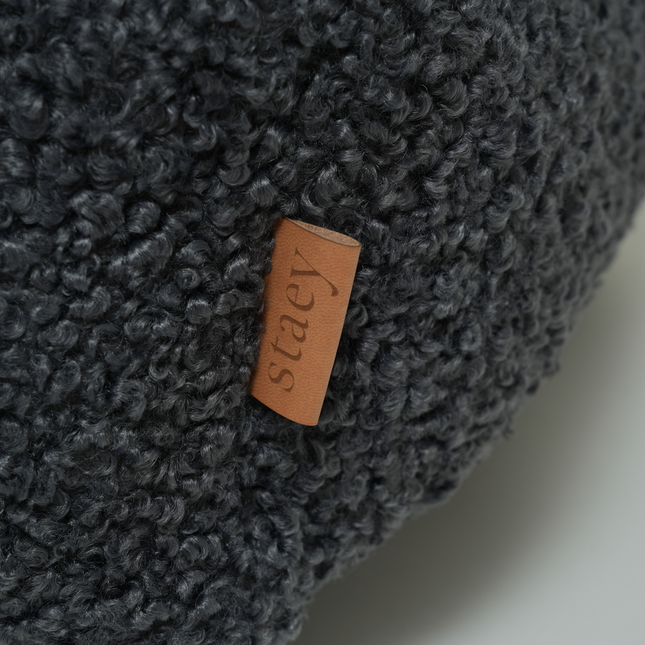 Staey - Tora Hundeseng, Storm Curly