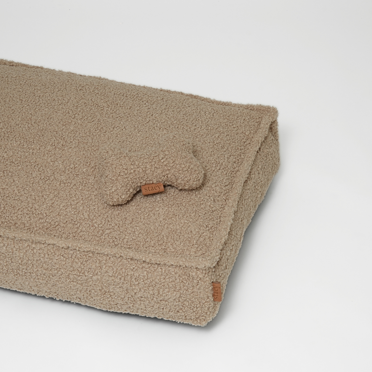 Staey - Noor Hundepude, Sand Curly