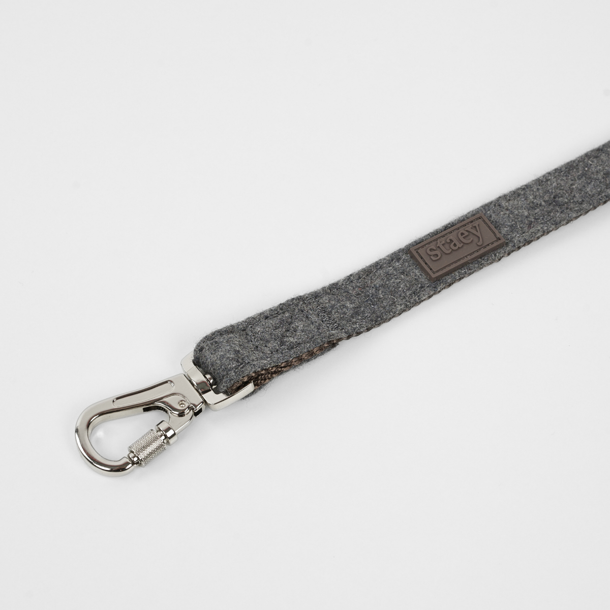 Staey - Elma Hundesnor, Stone