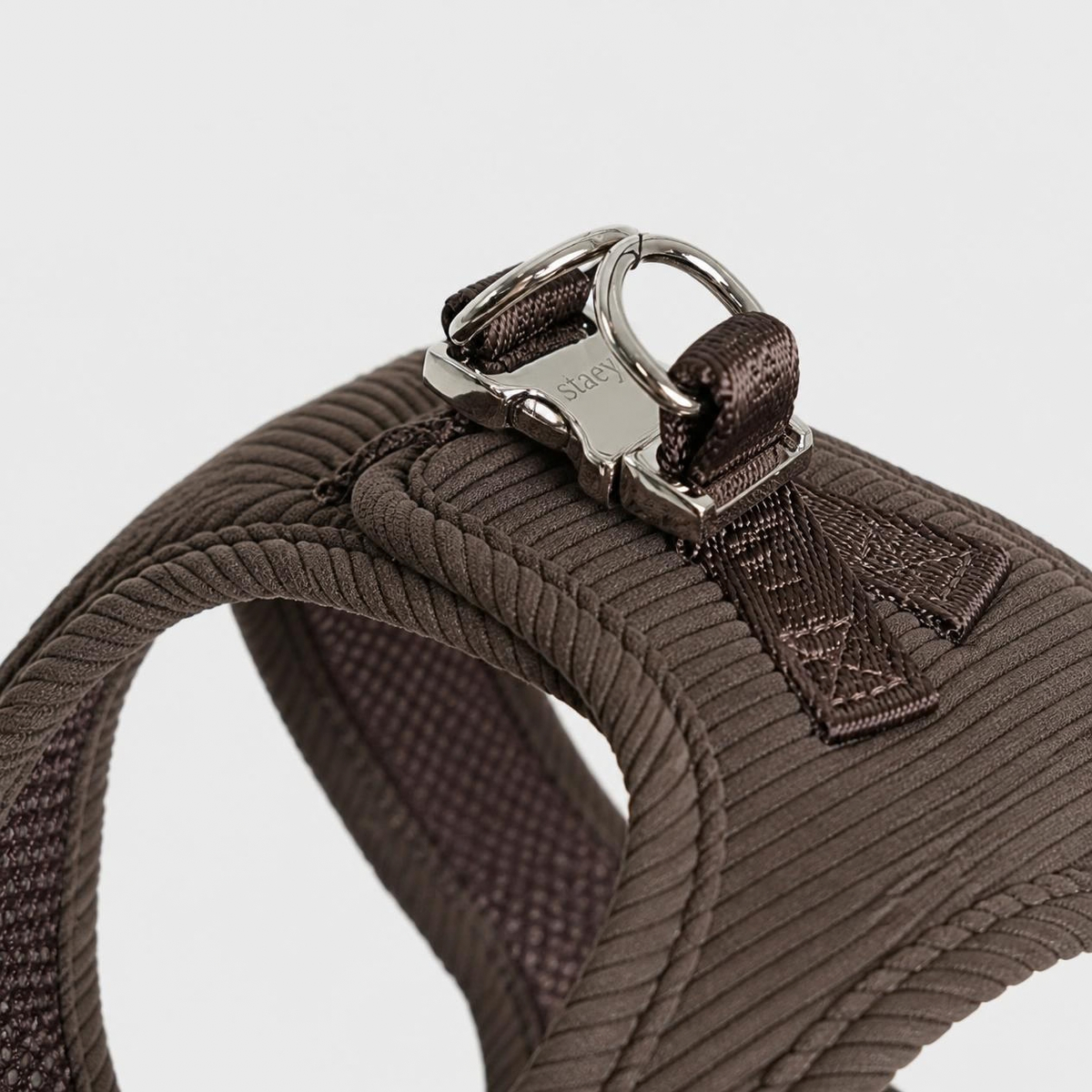 Fløjl Step-in Hundesele, Dark Oak – Staey