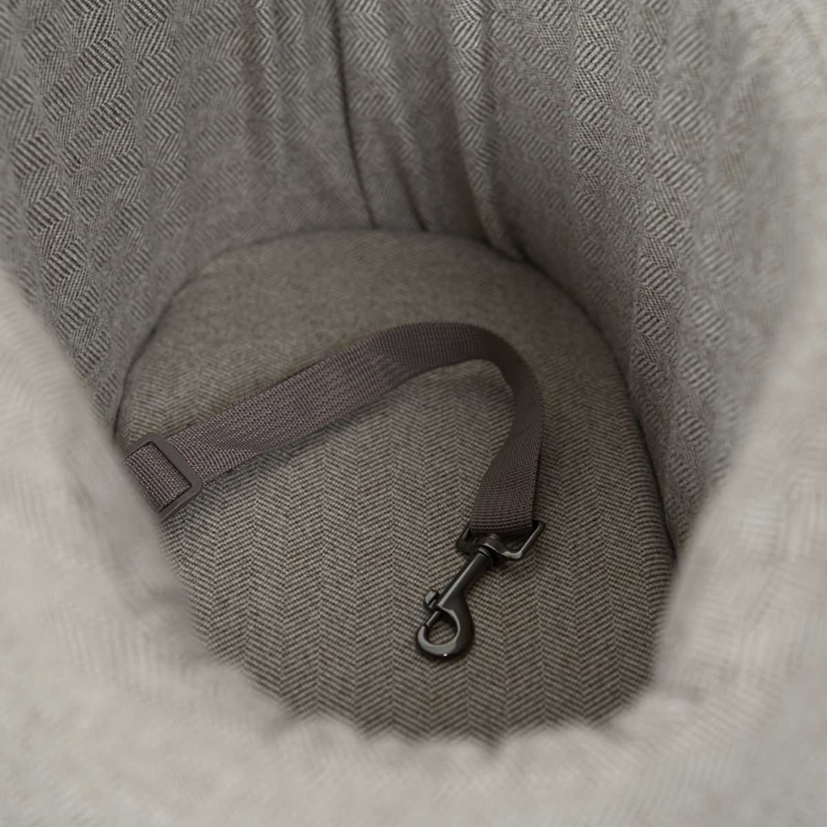 Maya 2-i-1 Bilsæde, Herringbone Mocca – Staey