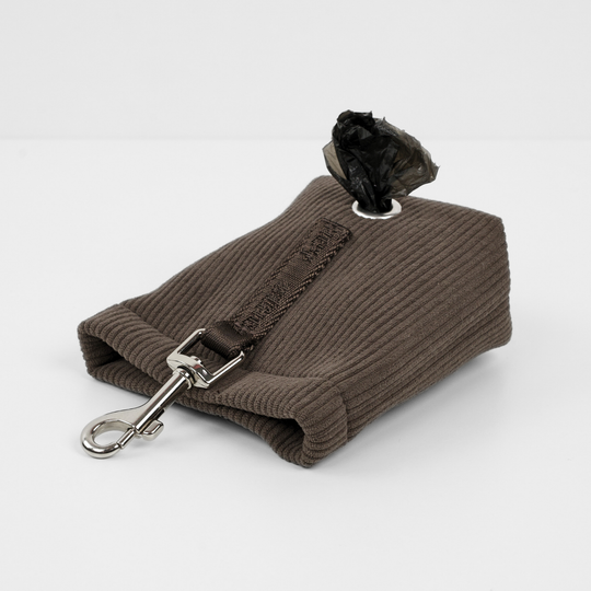 Staey - Elma Fløjl Godbidstaske m. Hundeposeholder, Dark Oak