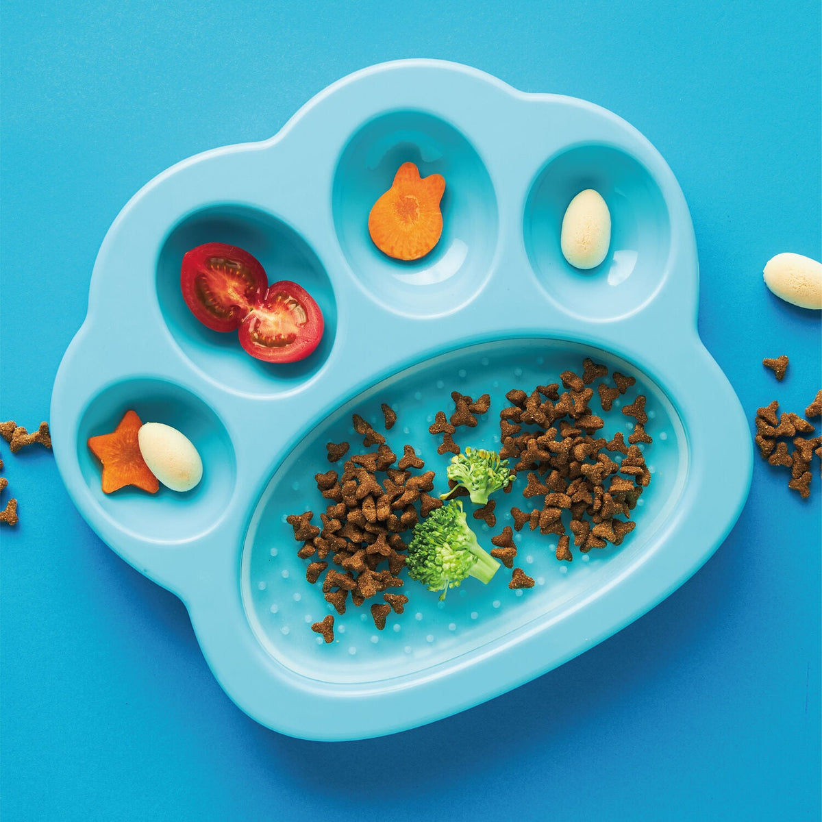 Blå Paw Mini slowfeeder fyldt med foder og godbidder