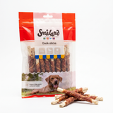 Småland Duck Sticks Valuepack 300 g - pose med andeomviklede tyggepinde på hvid baggrund