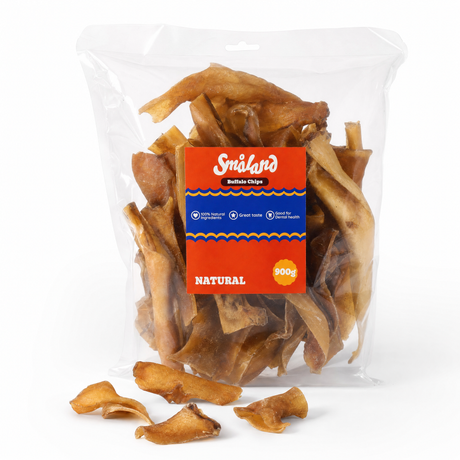 Småland 100% naturlige bøffel chips 900 g - klar pose med tørrede bøffelchips på hvid baggrund